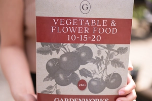 GARDENWORKS Vegetable & Flower Food 10-15-20 - image 1