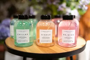 The Somerset Toiletry Co. Bubble Bath and Bubble Blower - image 2